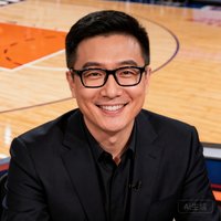 资深篮球解说员王猛,戴眼镜微笑