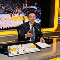 杨毅在演播室分析比赛
